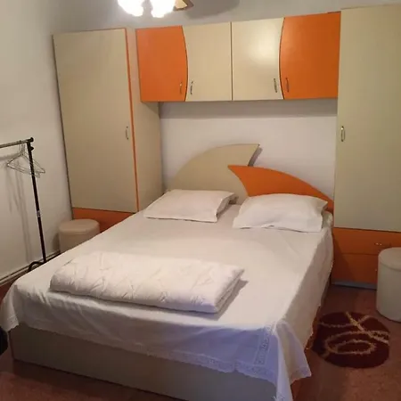 בית הארחה Amalia House מנגליה